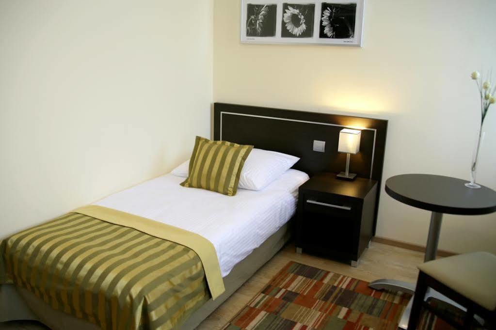 Hotel Safir Познань Екстер'єр фото