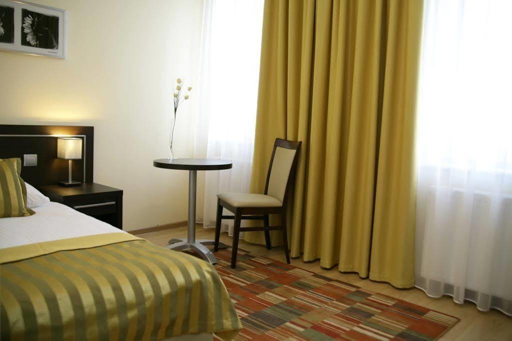 Hotel Safir Познань Екстер'єр фото
