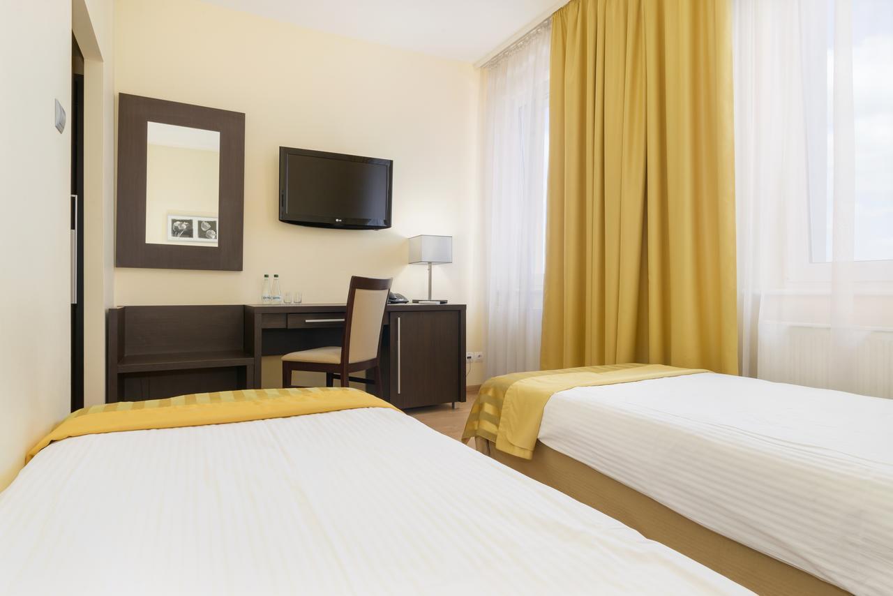 Hotel Safir Познань Екстер'єр фото